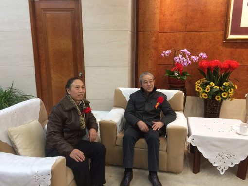 与中央民族大学美术学院教授、艺术委员会主任，博士生导师李魁正合影.jpg