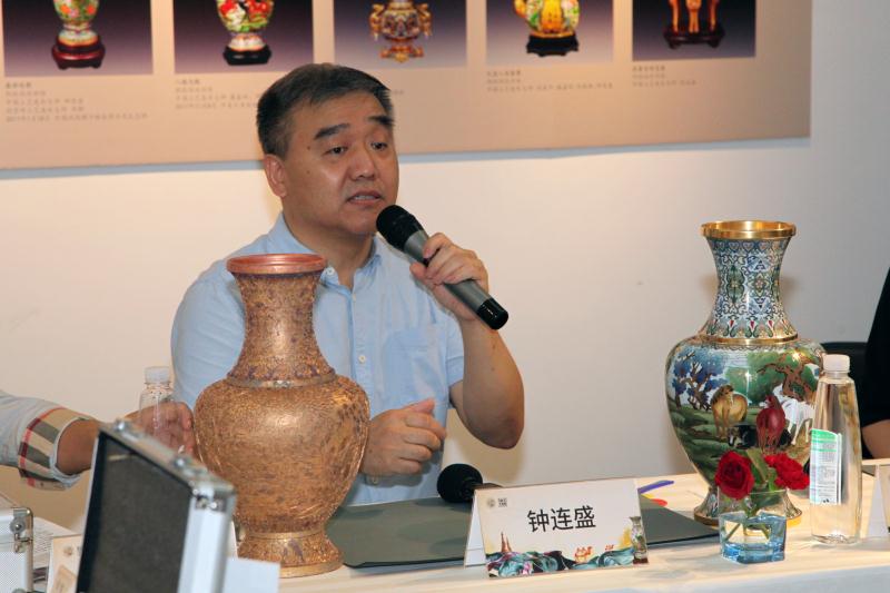 工艺美术家钟连胜介绍景泰蓝制作工艺.jpg