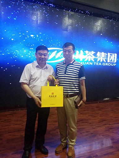 第二届“古建与书画之美”作品展活动谭贵清老师与四川省茶叶集团股份有限公司党委书记、董事长、四川省川茶品牌促进会会长颜泽文合影.jpg
