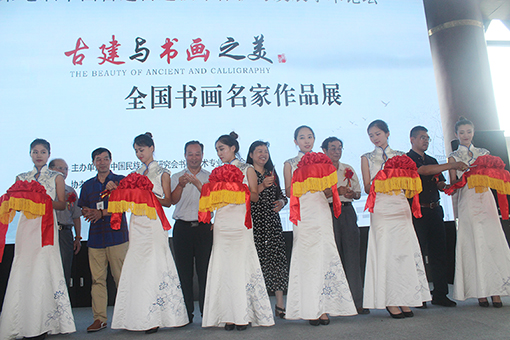 宜宾市翠屏区政协主席李庄产业园区管委会主任黄继军、中国民族建筑研究会副秘书长杨东生、原建设部科技司外事司司长李先逵、中国民族建筑研究会艺术专业委员会副秘书长、湖南凤凰县城市建设投资开发有限公司董事长谭贵清分别为开幕式致词并剪彩。.JPG