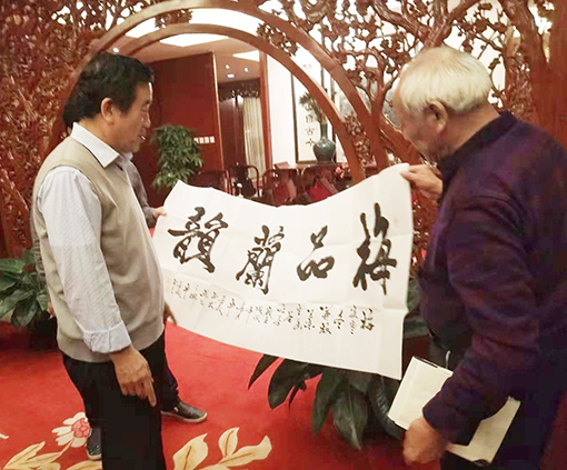 苏士澍主席欣赏牛芳茂作品.jpg