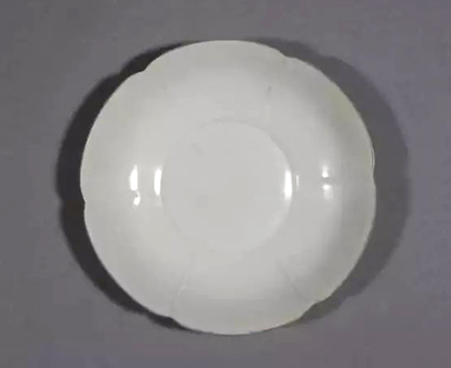 定窑白釉花口碟，北宋，高1.9cm，口径11.3cm，底径7.2cm。故宫博物院藏。.jpg
