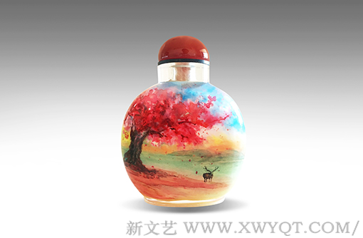 万欢内画鼻烟壶作品《春》正面 规格：9.4cmx7.5cmx3cm 创作年代：2018年.png