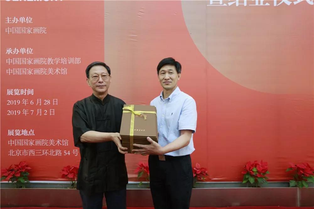 导师吴悦石为学员颁发结业证书