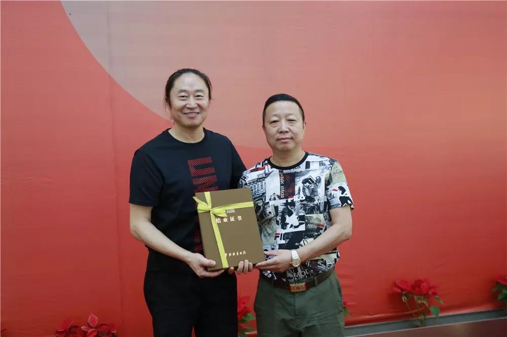 导师李强为学员颁发结业证书