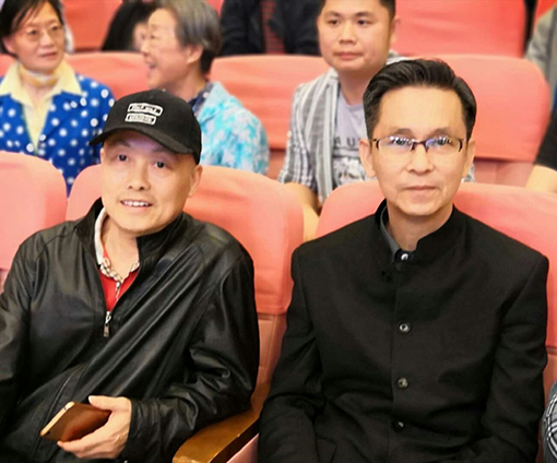2019年5月与何家英老师在中华艺术宫合影.jpg