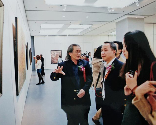画展中，在解说自己的作品.jpg