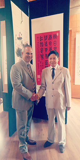 匈牙利国家电视台台长与吴万福老师在作品前合影.jpg