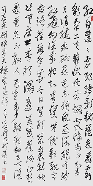 颜才现作品9草书释文：红日迟迟，虚郎转影，槐阴迤逦西斜。彩笔工夫，难状晚景烟霞。蝶尚不知春去，谩绕幽砌寻花。奈猛风过后，纵有残红，飞向谁家。始知青鬓无价，叹飘零官路，荏苒年华。今日笙歌业里，特地咨嗟。席上青衫湿透，算感旧、何止琵琶。怎不教人易老，多少离愁，散在天涯。司马光词锦堂春一首245X125cm.JPG