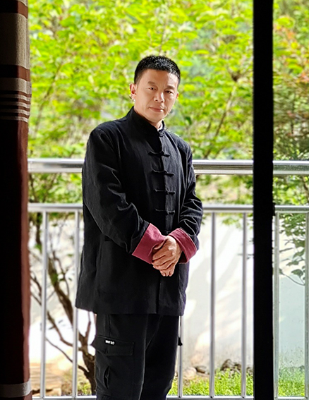 边爱龙个人照片.png