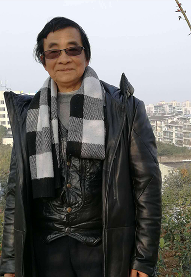 何影个人照片.jpg