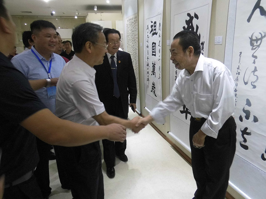 与中国文联党组成员、副主席、书记处书记陈建文合影.jpg