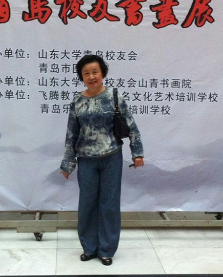 郑安荣参加山东大学青岛校友书画展现场照片.jpg
