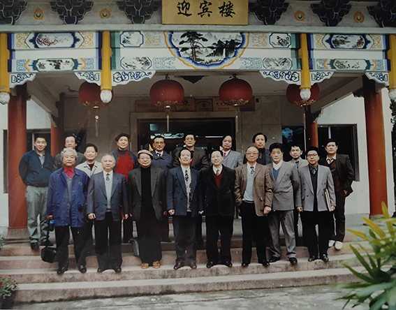 第五届全国年画展筹备会在武汉召开 各省市美术出版社领导合影.jpg