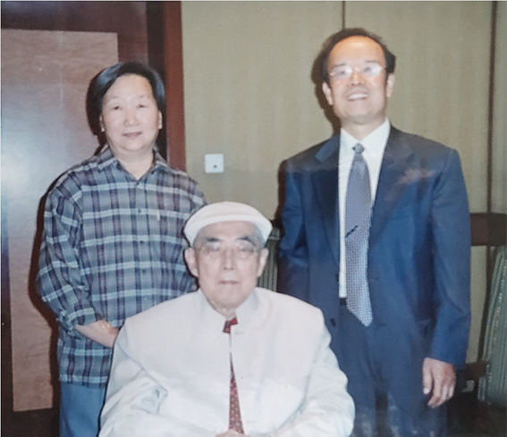徐震时夫妇与其义父程十发先生合影.jpg