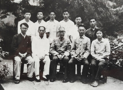 徐震时先生和潘天寿院长、党委书记等同学合影.jpg
