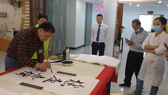 陈瑞琪先生向颐善堂中医馆义诊善举赠送《厚德济世》等三个牌匾致谢，并现场即席挥毫，义写《健康无价》等二十幅书法作品，免费赠送给参加义诊善举活动的群众，以表寸心助成善举.jpg