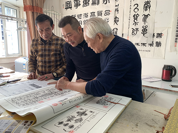 曲阜孔子后裔孔昭金（右）、中国红色文化研究院名誉院长林大又（中）、《新文艺》杂志编委会副主任陈瑞琪（左）在北京孔昭金工作室听他解说《秦汉画像砖承载的历史信息》.jpg