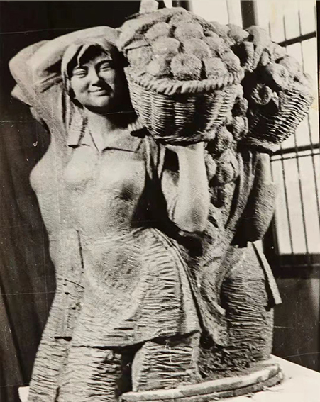 胡锡乾作品《金秋》 泥稿  高80cm.jpg