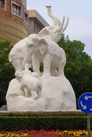 胡锡乾作品《象山》 钢筯混泥土 髙700㎝.jpg