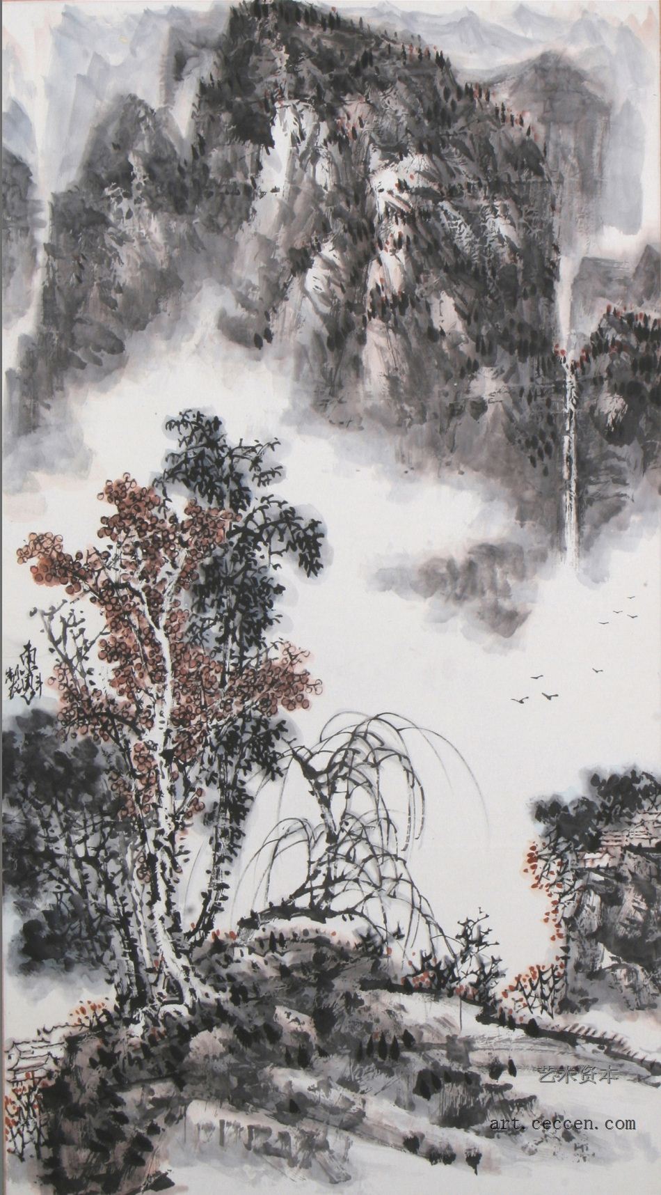 秋瀑飞流云影间