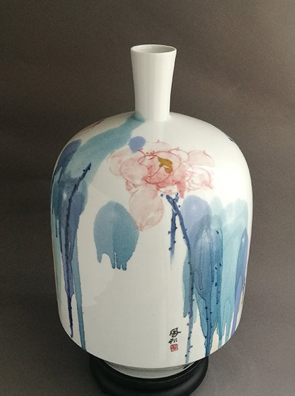 谷凤羽作品《爱莲说》釉中彩瓷瓶
