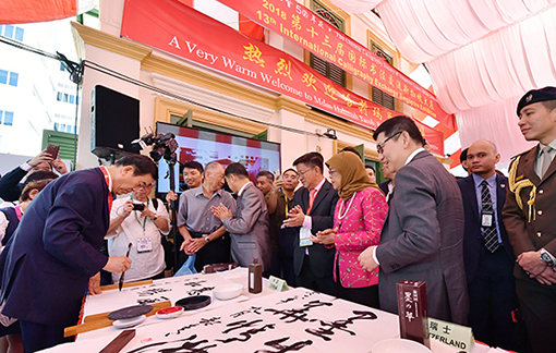 苏士澍即兴挥毫书庆大展开幕.jpg