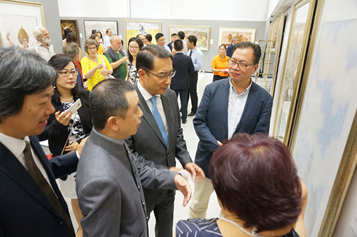 参展美术家与吕凡大使交流作品创作情况.jpg