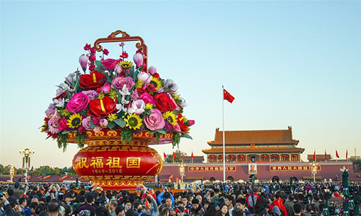 10月1日，人们在北京天安门广场拍照游览。 当日是国庆节，全国各地的人们用各种方式欢度节日.jpg