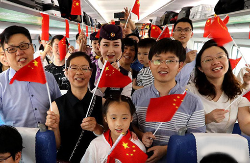10月1日，在上海虹桥开往贵阳北的G1329次列车上，乘务员和旅客合唱《歌唱祖国》，欢度国庆.jpg
