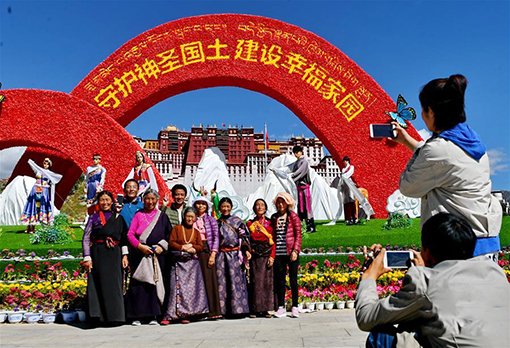 10月1日，游客在拉萨布达拉宫广场上留影.jpg