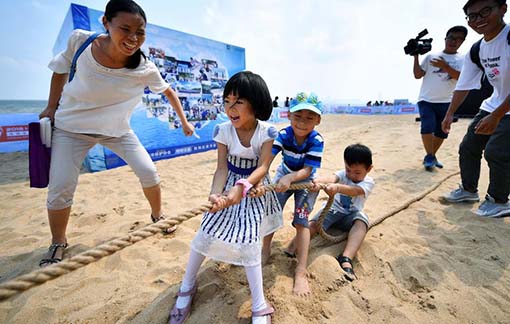 10月1日，在海口市假日海滩，小朋友在2018海南亲水运动季国庆亲水运动嘉年华上参加沙滩拔河比赛.jpg