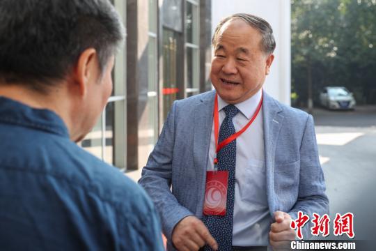 莫言与作家们在一起交流。　贺俊怡 摄