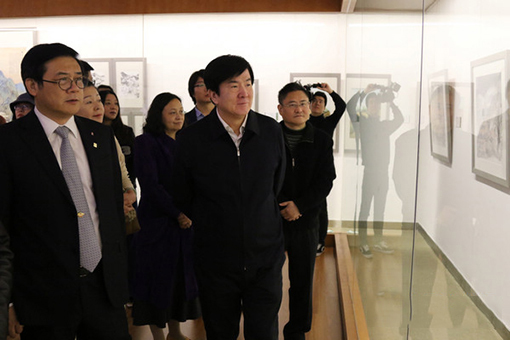 10月19日，由中国文联、中国美术家协会、中国文学艺术基金会共同主办的“向人民汇报——30位中青年美术家‘深入生活、扎根人民’主题实践活动作品展”在北京炎黄艺术馆拉开帷幕，图为与会领导参观展览。.jpg