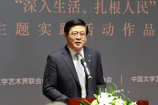 10月19日，由中国文联、中国美术家协会、中国文学艺术基金会共同主办的“向人民汇报——30位中青年美术家‘深入生活、扎根人民’主题实践活动作品展”在北京炎黄艺术馆拉开帷幕，图为中国美术家协会分党组书记、驻会副主席兼秘书长徐里致辞。.jpg