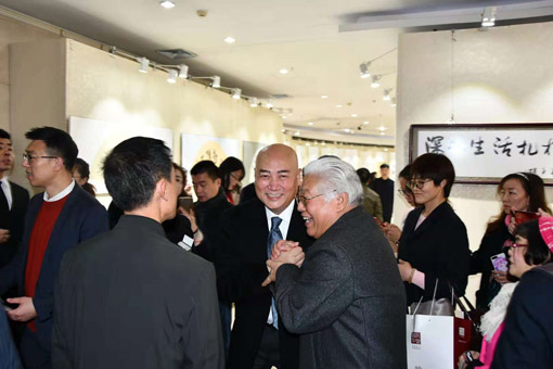 与会领导嘉宾参观展览.jpg
