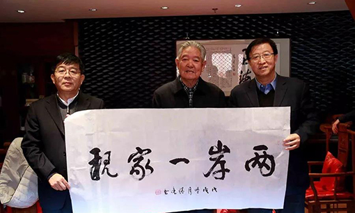 裴怀亮上将挥毫“两岸一家亲，赠送北京市台湾同胞联谊会，图为王兰栋书记、高峰会长与裴怀亮上将合影.jpg