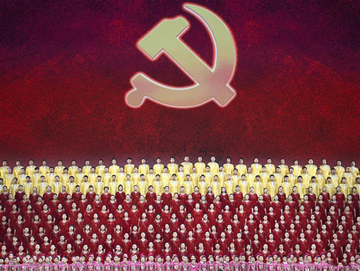 在北京人民大会堂举行的庆祝改革开放40周年文艺晚会《我们的四十年》上，演员在表演节目《我们的道路》.jpg