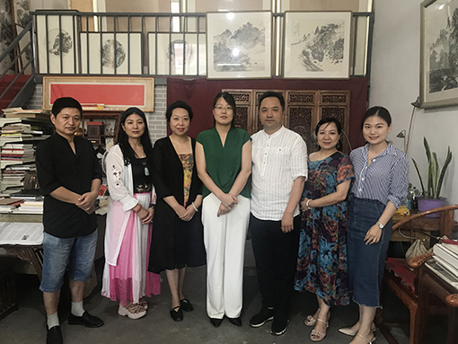 从左依次为：宋庄艺术家代表李刚（左一）、李洁（左二）、张帆（左三）、徐丽媛副秘书长（左四）邱枫（左五）、陈爱（左六）新文艺工委会余洁蕾（左七）.JPG