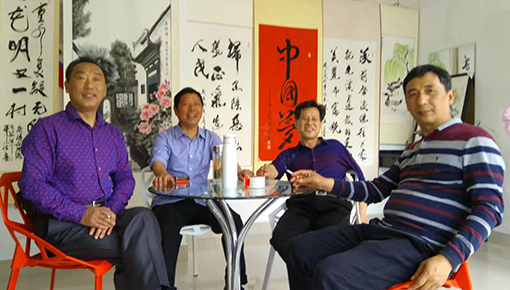书画艺术进社区（此图为2O19年5月1日黄山市老街书画家在屯溪区黎阳社区举办书画展，作者本人图右二，在此次活动中展出作品，中国梦）.jpg