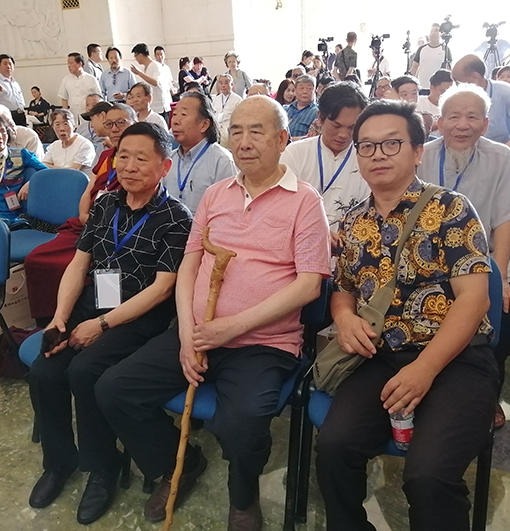 与中国书协顾问著名书法家权希军先生合影.jpg