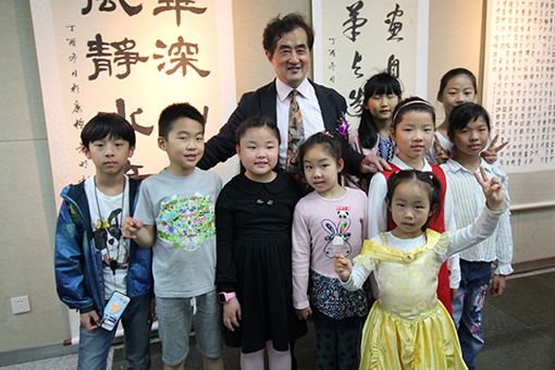 与部分学习书法的学生合影.jpg