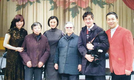 与陈佩秋、周慧珺、张火丁、宋小川和上海广播电台肖雅合影.jpg
