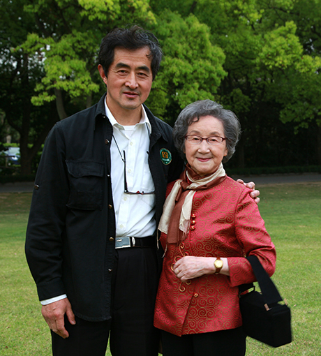 与小学班主任王老师合影.jpg