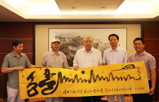 2012年8月中国国民党荣誉主席吴伯雄高兴的接受了来自大陆书法家王春龙创作的《东方神龙》书法作品，他意味深长地说，海峡两岸都是龙的传人，我们赶上了“王道盛事”我们要为中华民族的崛起努力。从此东方神龙成为了海峡两岸龙的传人进行友好交流的文化使者。.jpg