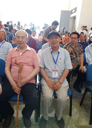与中国书协顾问著名书法家权希军先生合影.jpg