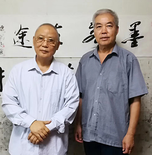 著名画家陈玉圃教授题写“墨客在途”并合影.jpg