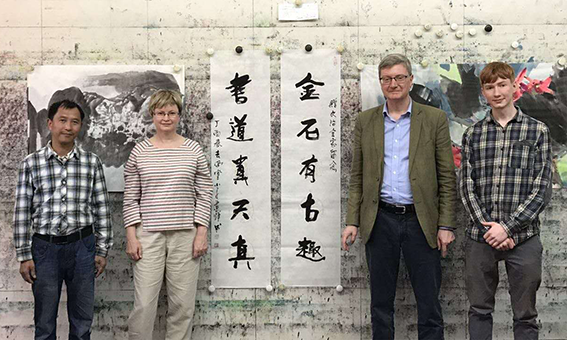 与德国大使及家人留影于湘西凤凰古城.png