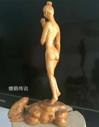 寇洪文作品6木雕《蟾鹅传说》