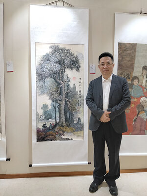中国书画家联谊会主席舒乃仁在陈福耀老师作品前合影